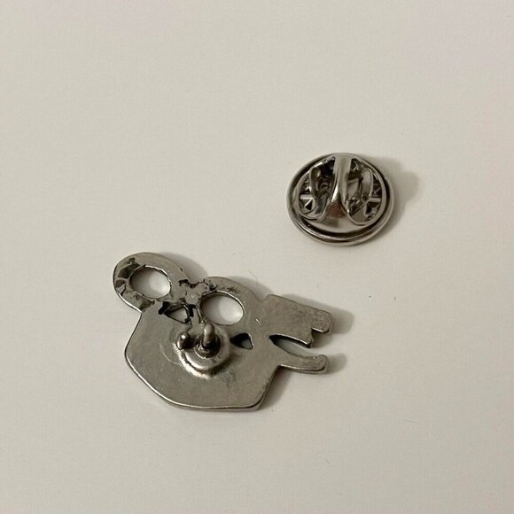 Vintage Chrysler 300 Pin Flaws - Picture 4 of 9